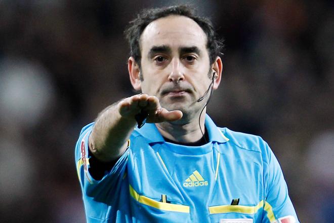 El ex árbitro Iturralde critica a la UEFA por su interpretación del reglamento de doble toque: «¿Se saben las reglas?»