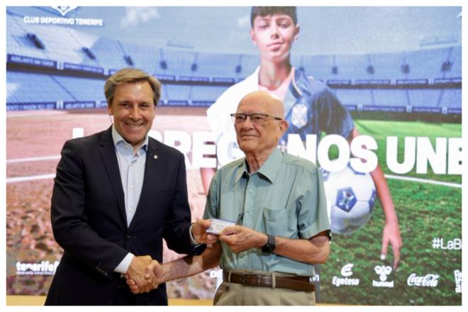 El Tenerife se une en lucha para superar la adversidad y volver a brillar en el fútbol profesional