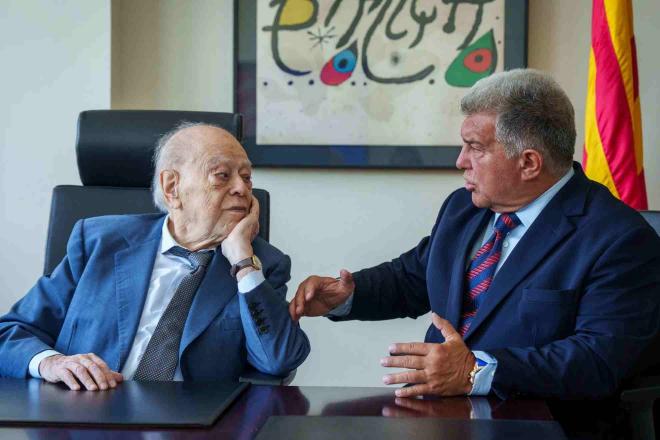 El presidente del FC Barcelona, Joan Laporta, celebra el 77 cumpleaños de Jordi Pujol, fiel socio del club